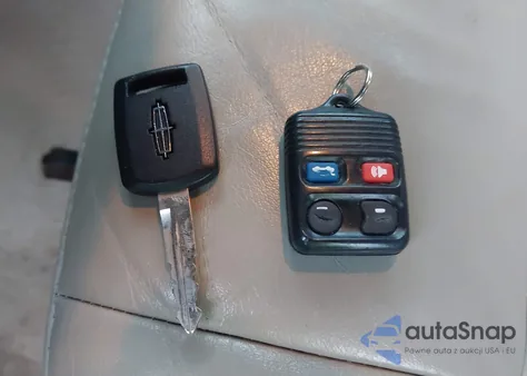 2005 Lincoln Town Car Signature from USA, damaged, VIN 1LNHM81W35Y640684